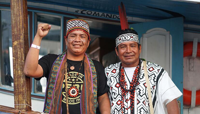 Vieler indigene Vertreter tragen traditionelle Gew&auml;nder und Kopfschmuck.