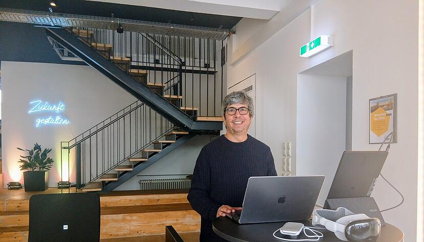 Alexandros Giannakidis vom Fraunhofer Institut steuert die Erfassung der Daten &uuml;ber den PC. Mit seinen Probanden trifft er sich am Innovation Hub in Heilbronn.