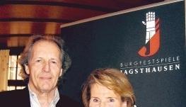 Alexandra Freifrau von Berlichingen, Geschäftsführerin der Burgfestspiele Jagsthausen, stellt Heinz Kreidl vor, der ab 2009 die künstlerische Leitung in der Götzenburg übernimmt. (Foto: csc) Alexandra Freifrau von Berlichingen, Geschäftsführerin der Burgfestspiele Jagsthausen, stellt Heinz Kreidl vor, der ab 2009 die künstlerische Leitung in der Götzenburg übernimmt. (Foto: csc)