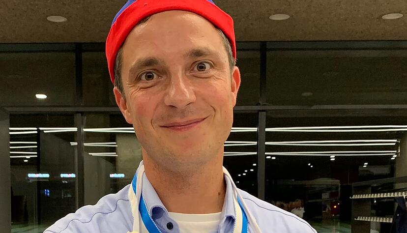Menno Amstutz zeigt eine perfekt gehobelte Blume des Tête de Moine-Käses. Der Gewinner des diesjährigen Swiss Cheese Awards ist Inhaber einer von neun Schweizer Käsereien, die eine Lizenz haben, Tête de Moine zu produzieren.