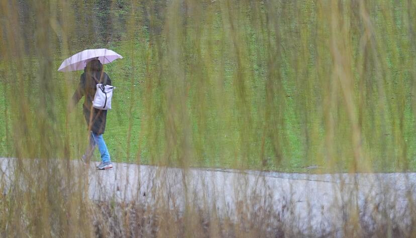 Wechselhaft wird das Wetter am Sonntag, es regnet und zeitweise kommt die Sonne heraus.