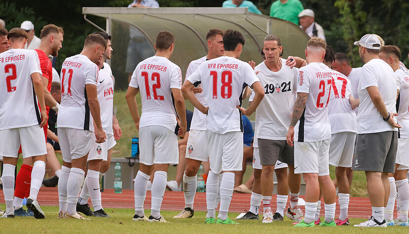 VfB-Trainer David Pfeiffer schwört seine Spieler kurz vor Spielbeginn ein.
