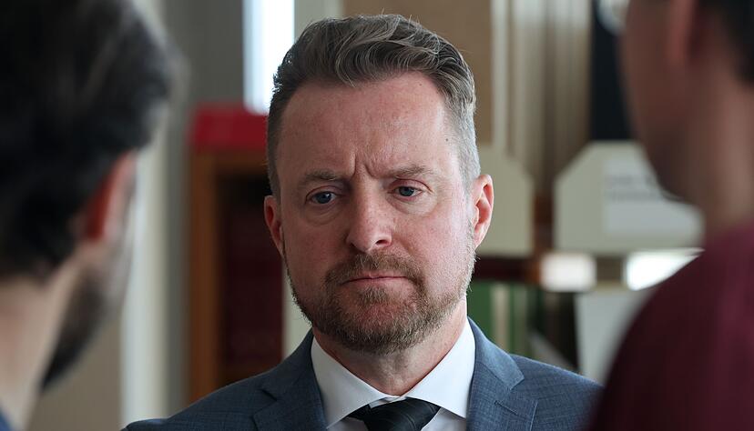 Harald Nowack, Oberstaatsanwalt und Pressesprecher der Staatsanwaltschaft Rostock, unterrichtete die &Ouml;ffentlichkeit &uuml;ber die Anklage.