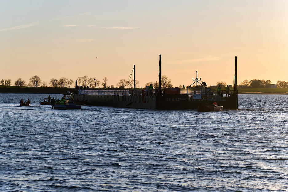 Die Barge wurde von mehreren Booten Richtung Wismarbucht geschleppt, wo sie dann von einem anderen Schlepper &uuml;bernommen wird.