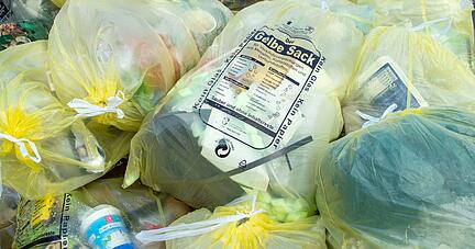 Was gehört in den Gelben Sack? Viele Verbraucher sind sich trotz der Beschriftung nicht sicher. Die Fehlwurfquote liegt bei 30 Prozent.