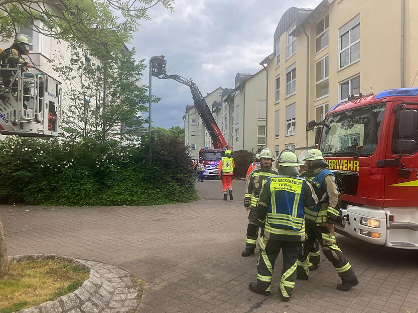 Die Feuerwehr rettete einige Bewohner in Bad Friedrichshall-Plattenwald mit der Drehleiter.