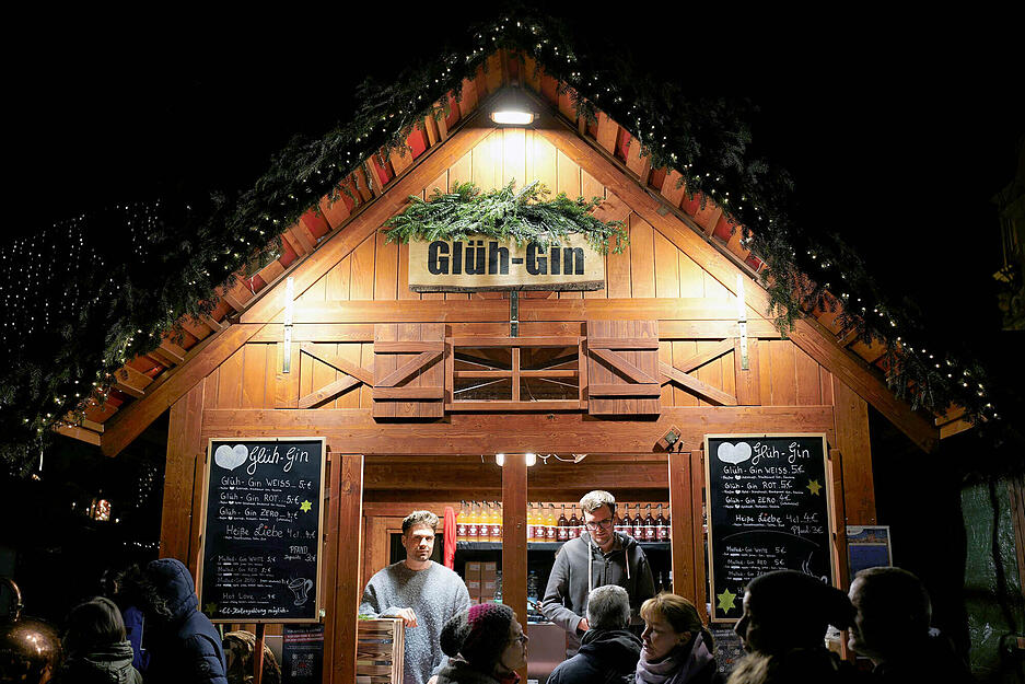 Kulinarische Spezialitäten und heißer Glühwein verwöhnen Besucher in der Adventszeit. Kulinarische Spezialitäten und heißer Glühwein verwöhnen Besucher in der Adventszeit.