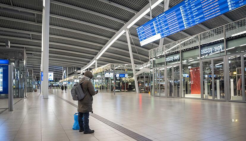Ein Blick in den leeren Hauptbahnhof von Utrecht in den Niederlanden.