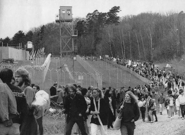 15.000 Rüstungsgegner umzingeln am Ostermontag 1985 den Pershing II-Standort auf der Heibronner Waldheide. Zu der Demonstration für Frieden und Abrüstung hatte der Deutsche Gewerkschaftsbund (DGB) aufgerufen.