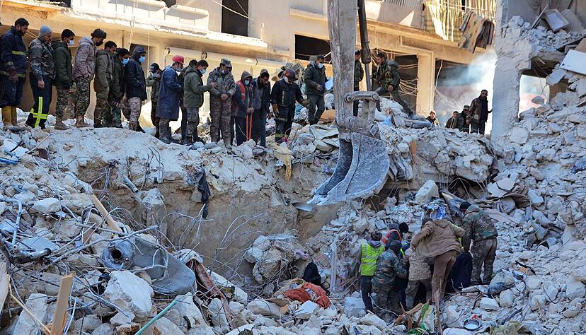 In der syrischen Millionenstadt Aleppo suchen Menschen nach Überlebenden. Hilfe aus dem Ausland verzögert sich.