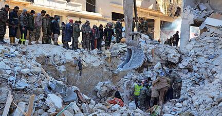 In der syrischen Millionenstadt Aleppo suchen Menschen nach Überlebenden. Hilfe aus dem Ausland verzögert sich. In der syrischen Millionenstadt Aleppo suchen Menschen nach Überlebenden. Hilfe aus dem Ausland verzögert sich.