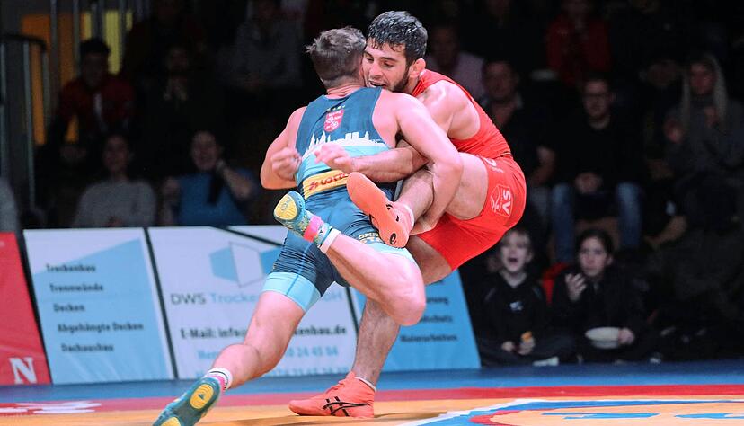 Ungewohntes Bild: Ramazan Ramazanov (rotes Trikot) in Bedr&auml;ngnis. Der Heilbronner Punktegrant unterliegt unerwartet in einem Schl&uuml;sselkampf.
Fotos: Alexander Bertok