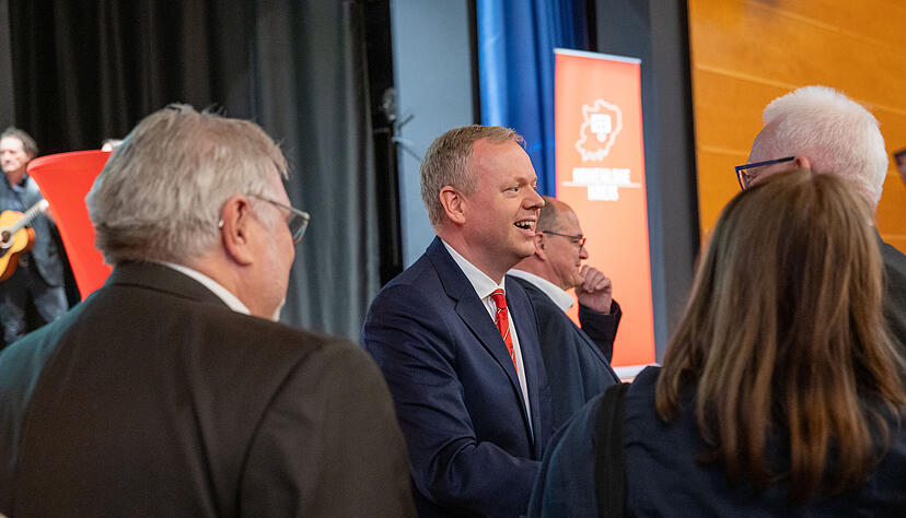 Hohenloher Landrat Matthias Neth wird bei feierlicher Kreistagssitzung in &Ouml;hringen verabschiedet.