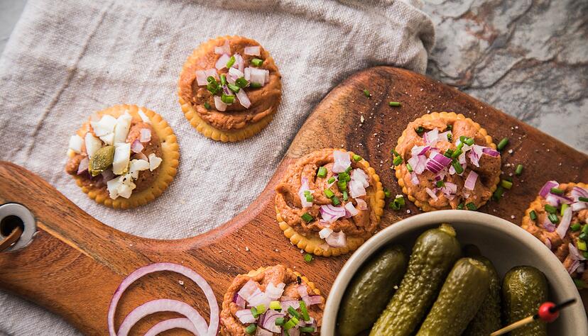 Das Topping f&uuml;r die Cracker mit dem Filet Americain kann je nach Gusto variiert werden. Mal mit Zwiebel oder Ei, Kapern oder Schnittlauch.
