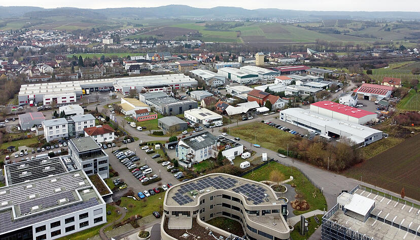Ein Blick von oben auf das Gewerbegebiet Dimbacher Stra&szlig;e in Willsbach. 23 Prozent der &ouml;rtlichen Betriebe von Obersulm sind von der Erh&ouml;hung des Gewerbesteuer-Hebesatzes ab 2026 betroffen.
