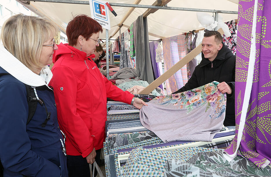 Jersey, Sweat, Viskose, Baumwolle, Leinen und viele weitere Qualit&auml;ten stehen in aktuellen Farben und Mustern bereit.