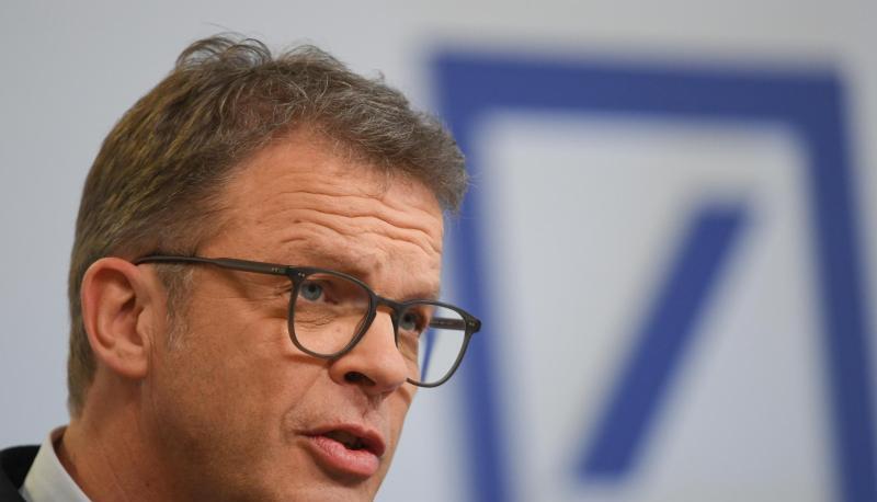 Der Vorstandsvorsitzende Christian Sewing ruft die Mitarbeiter in einem Brief zur Zuversicht auf und hofft auf eine Trendwende.
