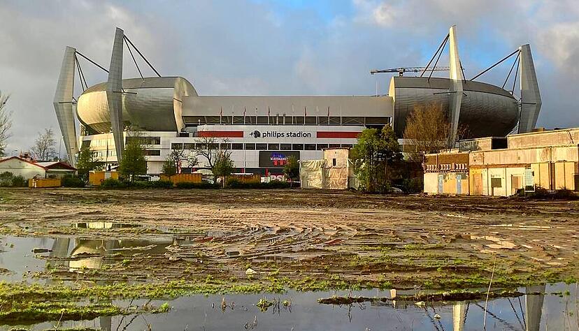 Rund 35 000 Zuschauer passen ins Philips-Stadion, in dem der BVB am Dienstagabend bestehen muss.
Foto: Florian Huber