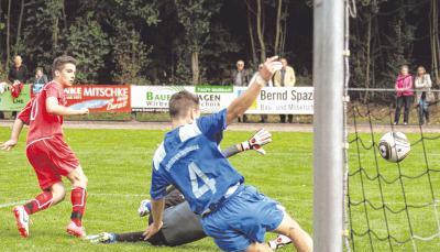 Torhüter Mirco Lewicki und Alexander Erhard vom SV Berlichingen/Jagsthausen geben alles, doch das Tor von Yannik Braun (links) für die SGM Niedernhall/Weißbach können sie nicht verhindern.Foto: Marc Schmerbeck Torhüter Mirco Lewicki und Alexander Erhard vom SV Berlichingen/Jagsthausen geben alles, doch das Tor von Yannik Braun (links) für die SGM Niedernhall/Weißbach können sie nicht verhindern.Foto: Marc Schmerbeck