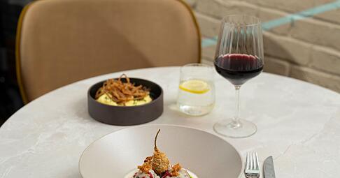 Der frittierte Kapernapfel und die Tr&ouml;pfchen von dem eingekochten Rote-Bete-Sirup geben den K&ouml;nigsberger Klopsen zus&auml;tzlich Textur sowie Crunch und sorgen f&uuml;r ein Spiel mit S&auml;ure-Nuancen.