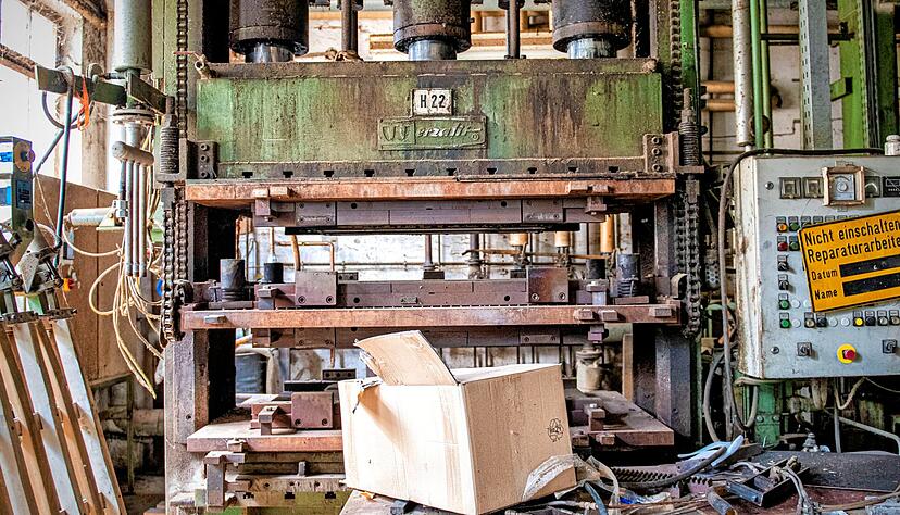 F&uuml;r jede der 50 Tischplattenformen und -gr&ouml;&szlig;en brauchte es eine eigene Presse, die allesamt Sonderanfertigungen f&uuml;r Werzalit waren. Jetzt sind sie nutzlos. 
Fotos: Christiana Kunz