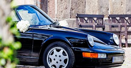 Ein geschmückter Porsche Targa, das Hochzeitsfahrzeug von FDP-Finanzminister Christian Lindner und seiner Frau.
