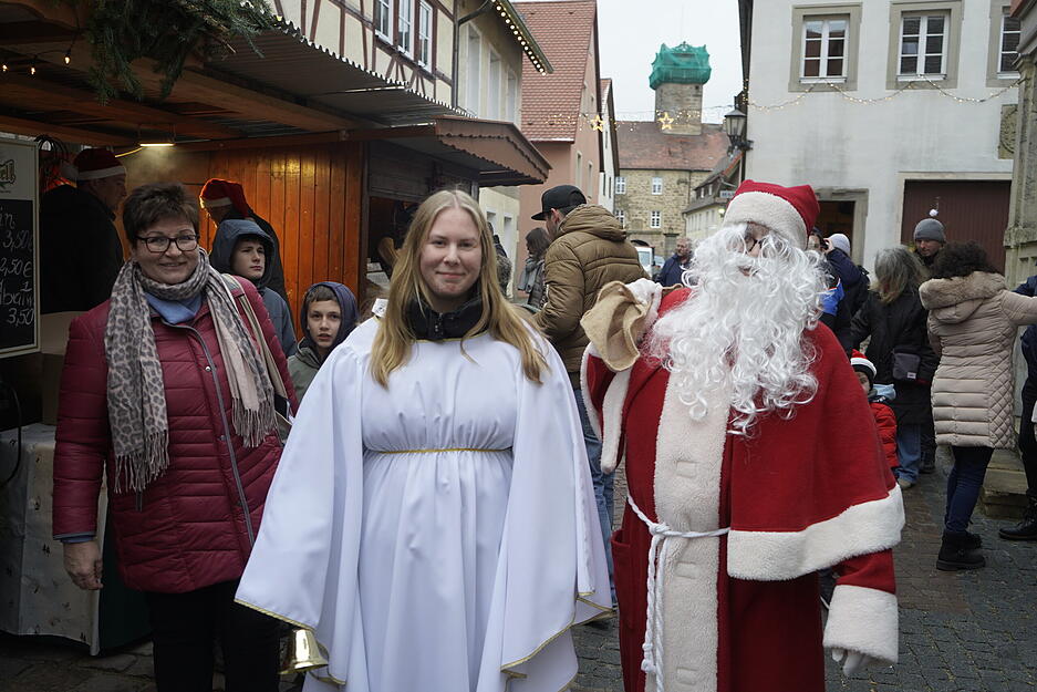 Weihnachtsmarkt am Waldenburger Schloss strahlt in hellen Lichtern Weihnachtsmarkt am Waldenburger Schloss strahlt in hellen Lichtern