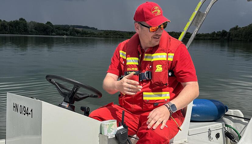 Patrick Rendle ist Vorsitzender der DLRG Ortsgruppe Neckarsulm, Bootsführer und Rettungssanitäter. Patrick Rendle ist Vorsitzender der DLRG Ortsgruppe Neckarsulm, Bootsführer und Rettungssanitäter.