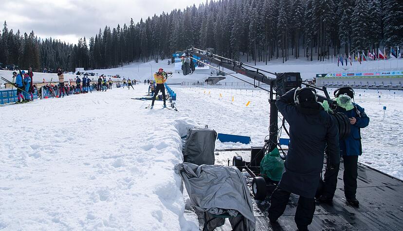 Biathlon wird von einem Kameramann gefilmt. Biathlon wird von einem Kameramann gefilmt.