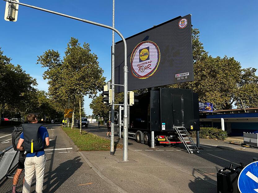 Große Monitore in der Nähe des Etappen-Ziels Theresienwiese, weißen auf den Deutschland-Tour-Sponsor Lidl hin. Große Monitore in der Nähe des Etappen-Ziels Theresienwiese, weißen auf den Deutschland-Tour-Sponsor Lidl hin.