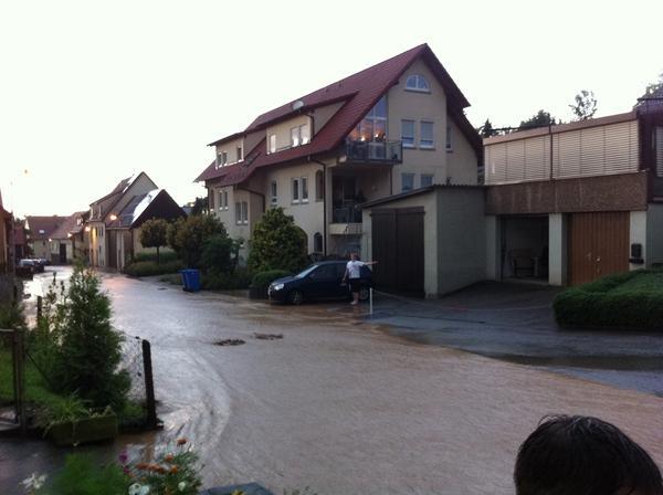 Überflutete Oststraße in Hausen an der Zaber.