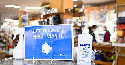 In geschlossenen Räumen und im öffentlichen Nahverkehr gilt in Baden-Württemberg weiterhin die FFP2-Maskenpflicht. Foto: dpa
