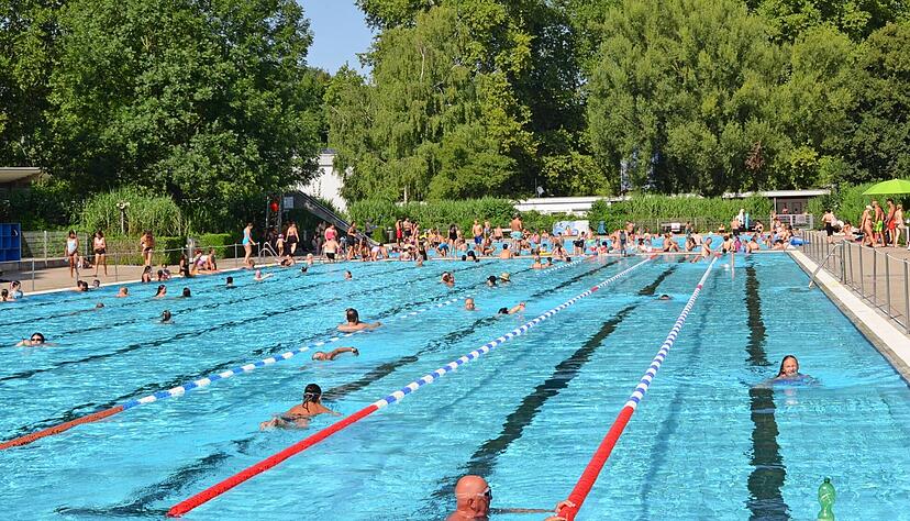In den Hitzetagen ist das Freibad Neckarhalde gut besucht, aber nicht &uuml;berf&uuml;llt. Viele k&ouml;nnten sich hier auch gut ein Hallenbad vorstellen.