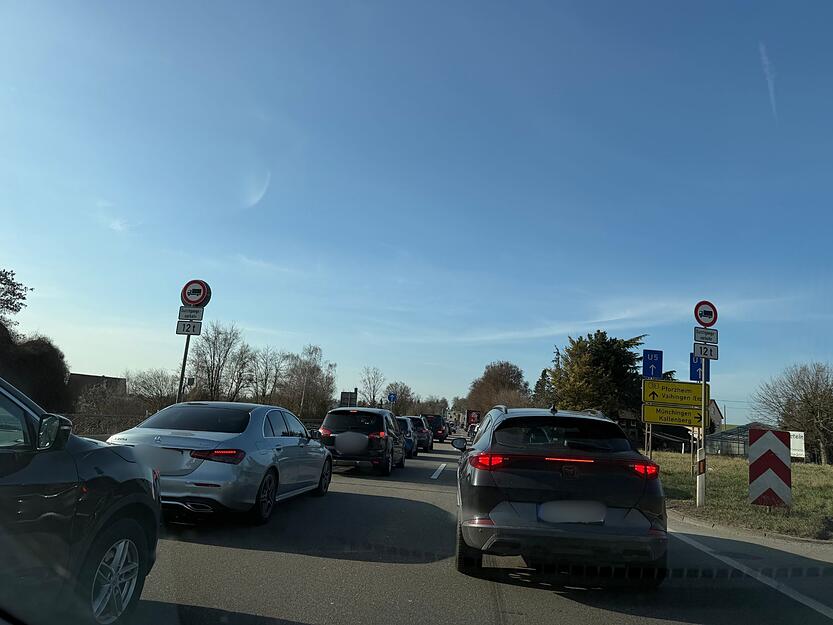 Nicht nur die A81, sondern auch die Umgehungsstra&szlig;e in Stuttgart-Zuffenhausen sind von Stau wegen des Feuers im Engelbergtunnel betroffen.