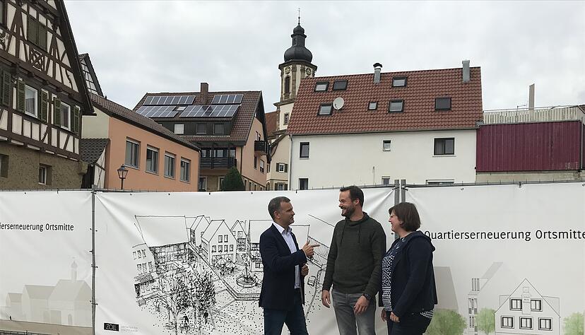 Noch sind es nur Werbebanner. Doch Uwe Mosthaf (li.) und die künftigen Gaststättenbetreiber, Tina und Jochen Müller, freuen sich schon auf das Bauvorhaben.
Foto: Krezer Noch sind es nur Werbebanner. Doch Uwe Mosthaf (li.) und die künftigen Gaststättenbetreiber, Tina und Jochen Müller, freuen sich schon auf das Bauvorhaben.
Foto: Krezer
