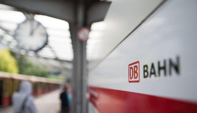 Die Deutsche Bahn informiert im Berliner Grunewald über neue Produkte und Serviceangebote. Die Deutsche Bahn informiert im Berliner Grunewald über neue Produkte und Serviceangebote.