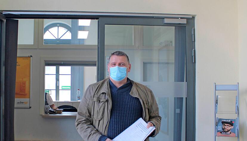 Mit einer Petition setzt sich Ralf Wache für die Rettung des letzten Fahrkartenschalters im Landkreis Heilbronn ein, der noch mit einer Person besetzt ist.
Foto: Bigna Fink Mit einer Petition setzt sich Ralf Wache für die Rettung des letzten Fahrkartenschalters im Landkreis Heilbronn ein, der noch mit einer Person besetzt ist.
Foto: Bigna Fink