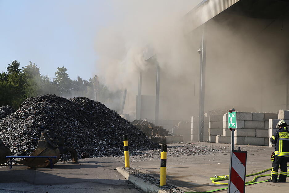 Großbrand auf Recyclinghof in Oberderdingen Großbrand auf Recyclinghof in Oberderdingen