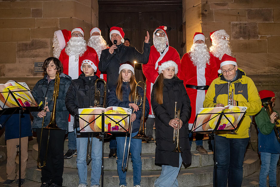 Es gelten allerdings unterschiedliche Öffnungszeiten: Freitags öffnet der Weihnachtsmarkt in Öhringen von 16 bis 22 Uhr, samstags ist bereits ab 12 Uhr geöffnet.