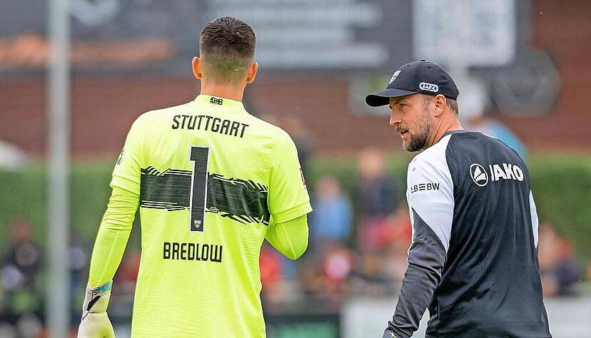 VfB-Trainer Sebastian Hoeneß im Austausch mit Fabian Bredlow, der momentan statt Nationalkeeper Alexander Nübel spielt.
Fotos: Imago/Eibner-Pressefoto/Franz Feiner