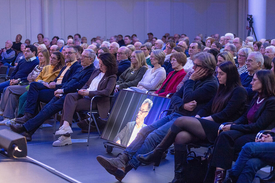 Fast 500 Besucher lauschen dem Stimme-Wahlcheck mit Cem-&Ouml;zdemir.