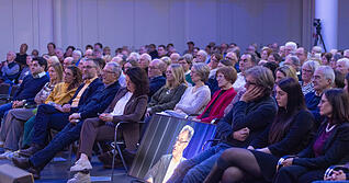 Fast 500 Besucher lauschen dem Stimme-Wahlcheck mit Cem-&Ouml;zdemir.