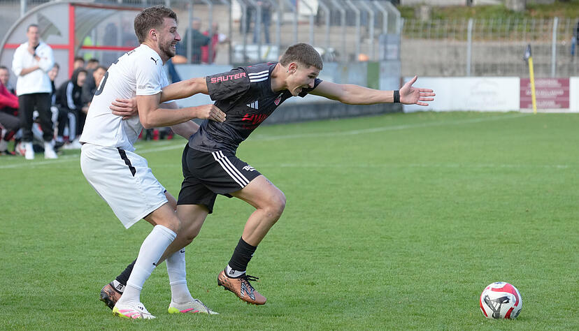 Dejan Tomic (rechts) war von der TSG Weinheim nicht zu halten. Der St&uuml;rmer des VfB Eppingen erzielte drei der vier Treffer selbst und bereitete das vierte vor.