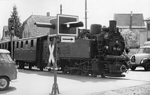 Ein Zug der Schmalspur- Zabergäubahn mit der Dampflok 99 704 fährt im Mai 1963 durch Brackenheim. Foto: Archiv/Eisenmenger