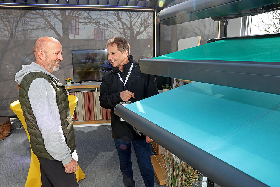 Aussteller bieten Informationen bei Baumesse im Redblue