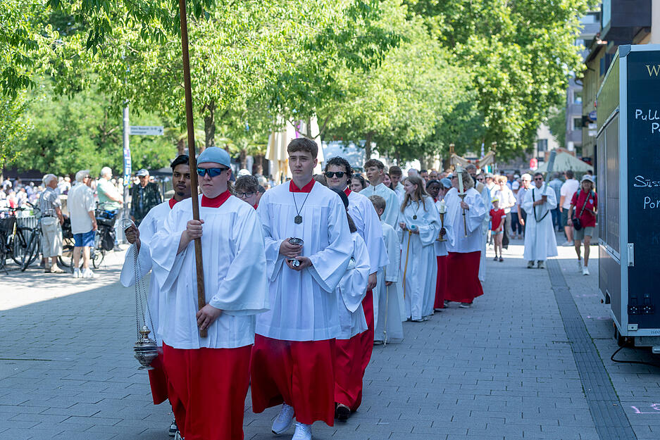 Die Prozession führte durch die Innenstadt über das Gelände, auf welchem nur Stunden später das mehrtägige Lichterfest startet. Die Prozession führte durch die Innenstadt über das Gelände, auf welchem nur Stunden später das mehrtägige Lichterfest startet.