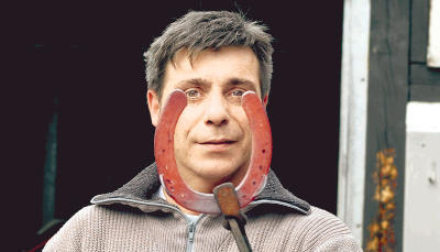 Packt hei&szlig;e Eisen an: Reinhold Gebhard aus Richen beschl&auml;gt mit seiner mobilen Werkstatt Pferde im Umkreis von 80 Kilometern.
          Fotos: Alexander Hettich