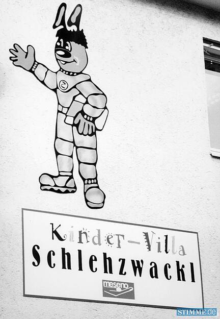 1998: Das neueste Frauenpower-Projekt in Heilbronn, Zeppelinstra&szlig;e 11 ist fertig. Die Kindervilla "Schlehzwackl", benannt nach einem Kinderbuch von Elsa Sitter, bietet Betreuung f&uuml;r Kinder von einem bis sieben Jahren.