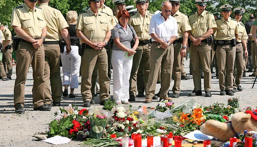 Große Anteilnahme nach der Bluttat in Heilbronn: Nicht nur Polizisten, auch viele Bürger legten am Tatort Theresienwiese Blumen und Kerzen nieder. Foto: Archiv/Veigel Große Anteilnahme nach der Bluttat in Heilbronn: Nicht nur Polizisten, auch viele Bürger legten am Tatort Theresienwiese Blumen und Kerzen nieder. Foto: Archiv/Veigel