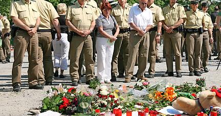Große Anteilnahme nach der Bluttat in Heilbronn: Nicht nur Polizisten, auch viele Bürger legten am Tatort Theresienwiese Blumen und Kerzen nieder. Foto: Archiv/Veigel